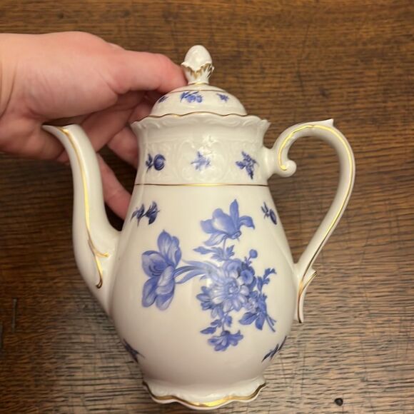 Elegant Blue and White Porcelain Tea Set - Picture 4 of 5